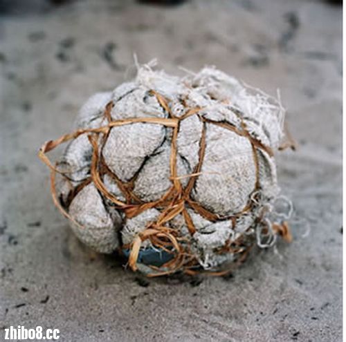 非洲小孩的踢球装备