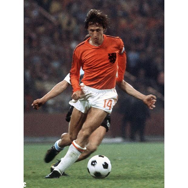 1974年世界杯决赛期间,荷兰队前峰约翰·克鲁伊夫控制着处于西德球员