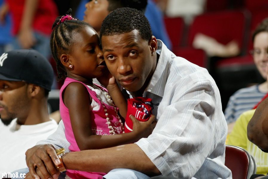 麦迪CBA青岛主场首秀,妻子现场助威,青岛大胜