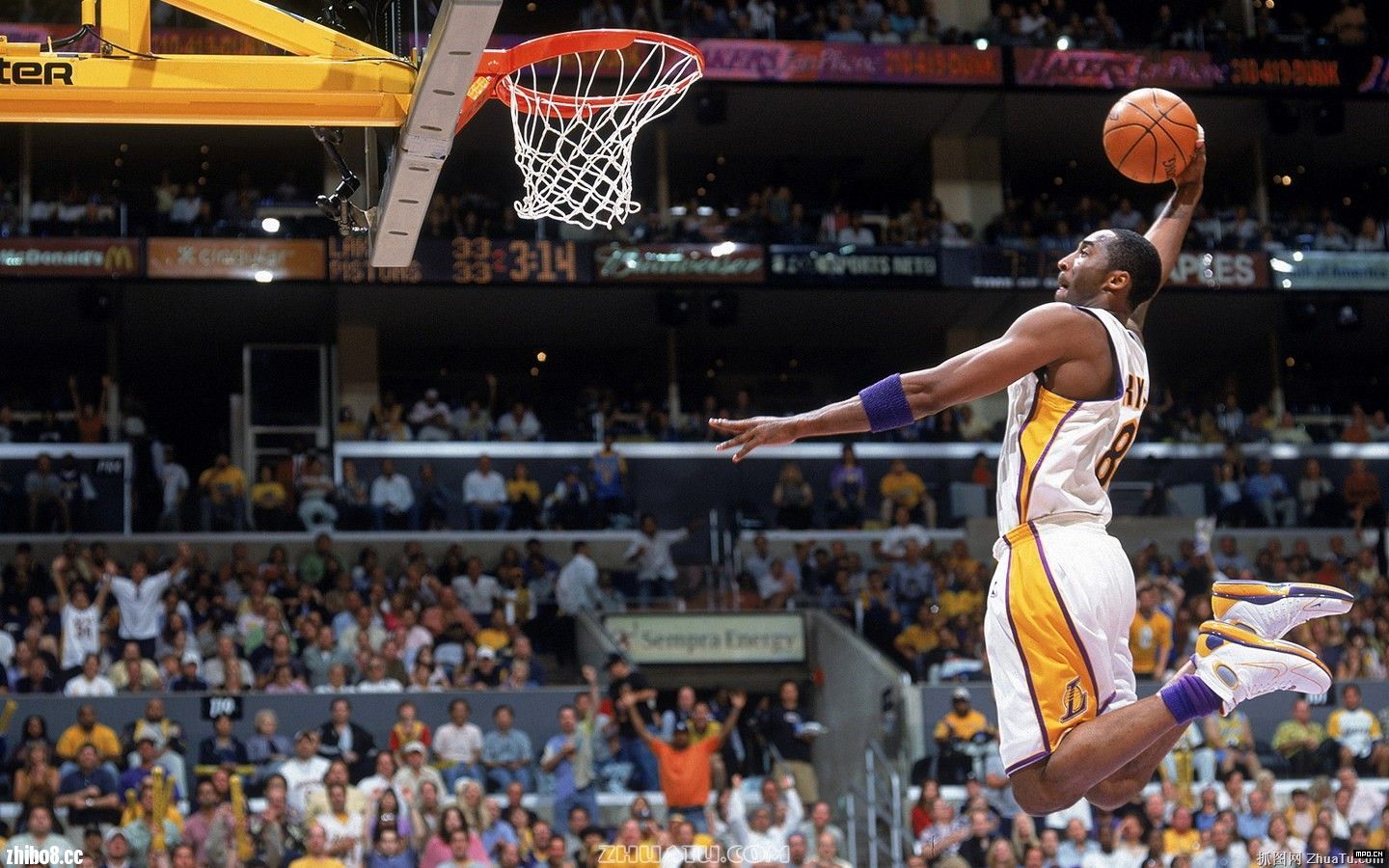 篮球先锋报订阅号 正文  自从詹姆斯入主洛杉矶,球迷对于科比与前者的