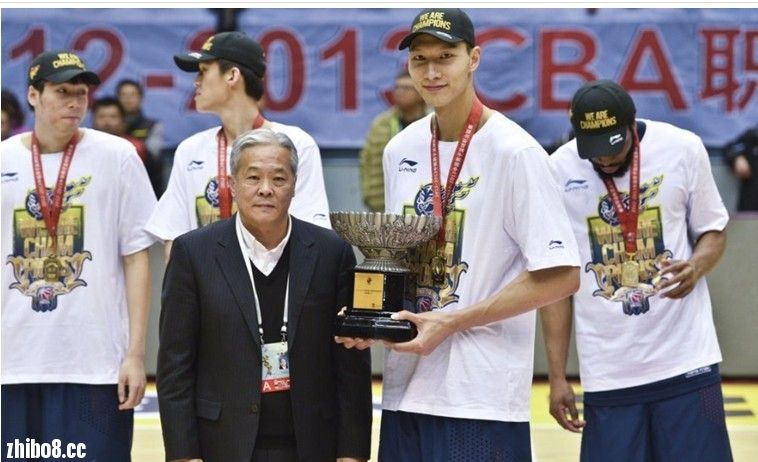 呵呵呵呵,易建联的fmvp奖杯是双面胶黏住的.呵