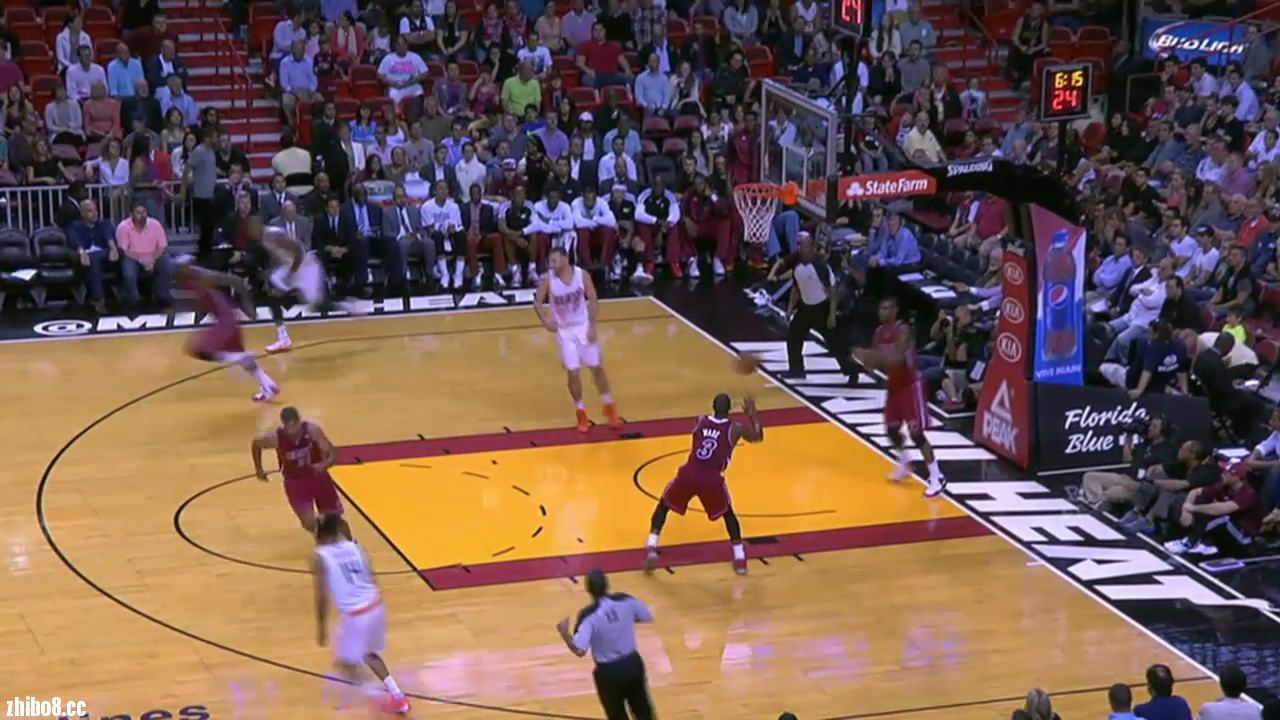 大家发现今天十佳球第2个波什发球的时候是踩