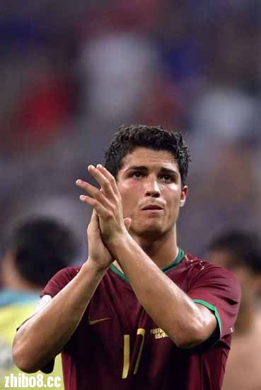 2006年德国世界杯半决赛,葡萄牙0:2负于法国惨遭淘汰,c罗再度丽撒