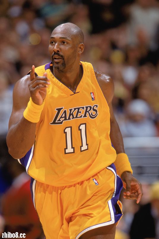 湖人队已经在2000-02期间赢下了三个总冠军,但是在malone加盟的前