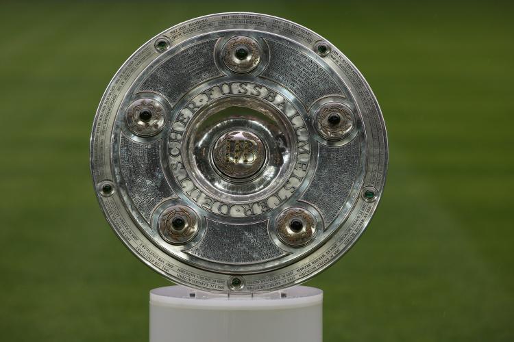 "沙拉盘上的十一处凹槽就是用来镶嵌那十一块太古碎片,可惜当年元首