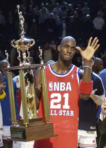 求老球迷告知,为什么02-03全明星赛的mvp奖杯比往年的特别?