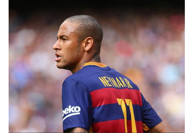 谁给内马尔剃光头?阿尔维斯!