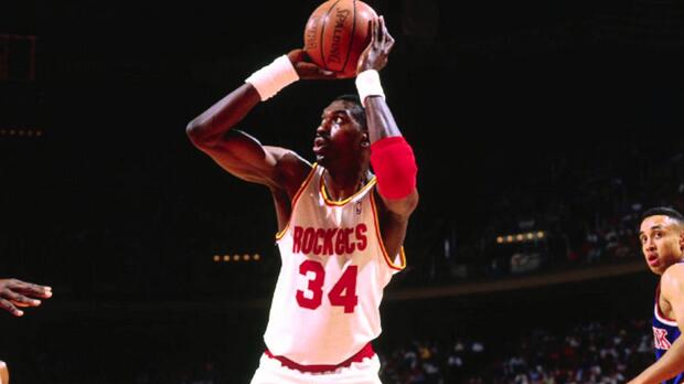 生于巨人盛世的 四大中锋— 奥拉朱旺,尤因,罗宾逊 和奥尼尔!