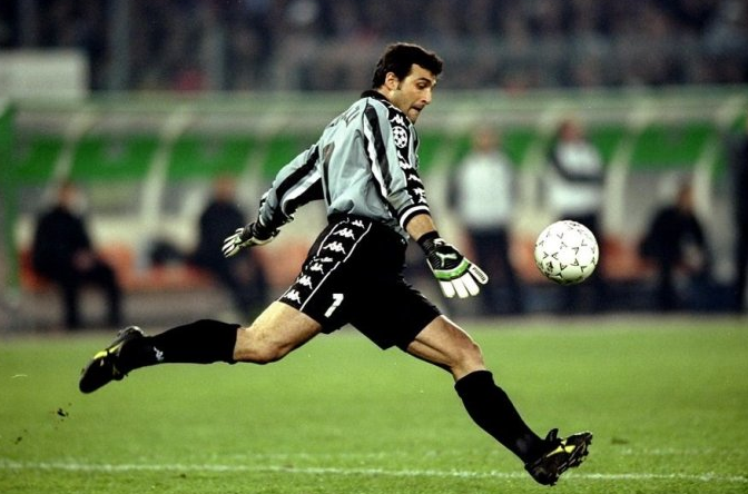 盛名的顶级球员制作专业用鞋,如意大利最优秀门将之一佩鲁济(angelo